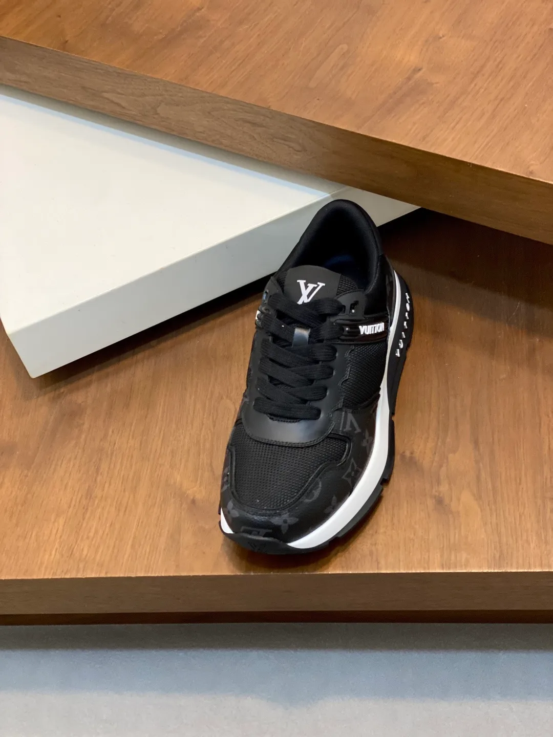 💰800 Lujia new color matching men's 🧍‍♂️trainer sneakers, this LV Trainer sneaker is made of soft grained calfskin and presents pure tones. The brand was born in 1854. The designer's handwritten brand logo is embellished on one side. Virgil Abloh designed it himself. It is a very commemorative sneaker. Brand new LV Louis Vuitton louis vuitton trainer sneaker low casual sports culture versatile basketball shoes Size: 39-44 (38, 45, 46 customized)
